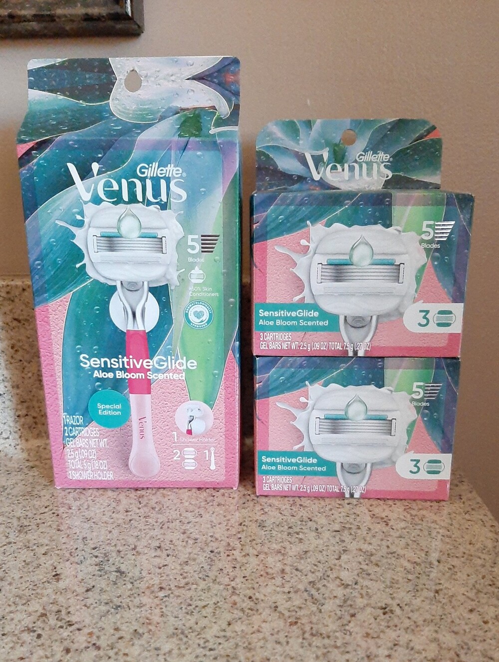 Gillette Venus Sensitive Glide Razor/ Refill Bundle - Picture 3 of 9